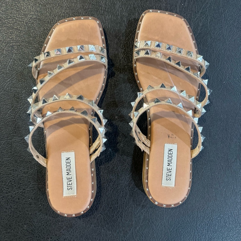 Steve Madden Skyler Flat Slide Sandals in tan w/ silver studded detail, size 8